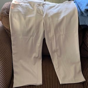 Maurice’s cream colored 15/16 capri dress pants